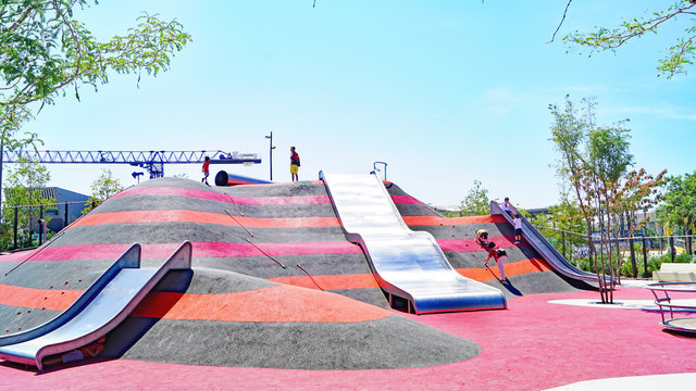Parque infantil y jardines en la plaza de Les Glories de Barcelona, Catalunya, Espa&ntilde;a, Europa