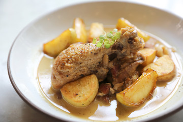 Braised roasted chicken with potatoes