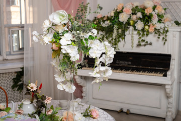 Fototapeta na wymiar flowers on the piano
