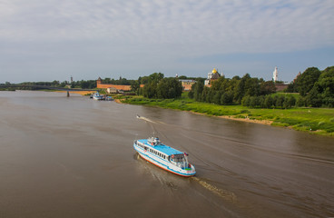Obraz premium Tourist ship speeding along the river along the Novgorod Kremlin