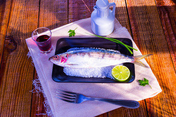 Prato de Sardinha conceitual com azeite sobre a mesa de madeira