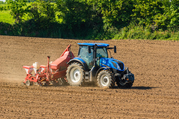 Obraz premium Un tracteur travaille la terre