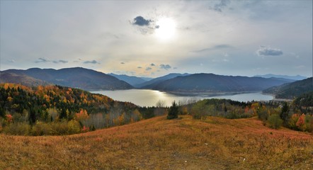 Obraz premium Lake Bicaz Izvorul Muntelui in autumn