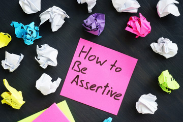 Memo stick with sign How to be Assertive. - obrazy, fototapety, plakaty
