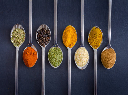Unas especies en polvo dispuestas sobre unas cucharas de forma sim&eacute;trica