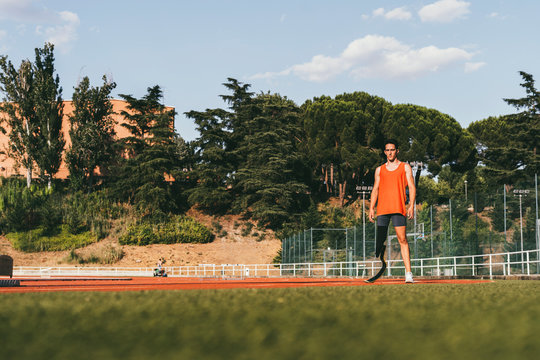 Disabled athlete with leg prosthesis preparing to race on runnin