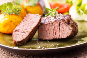 gegrilltes saftiges Steak auf dem Teller