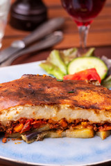 griechisches Moussaka Gericht auf einem Teller