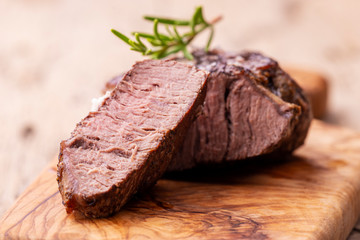 gegrilltes saftiges Steak auf Olivenholz