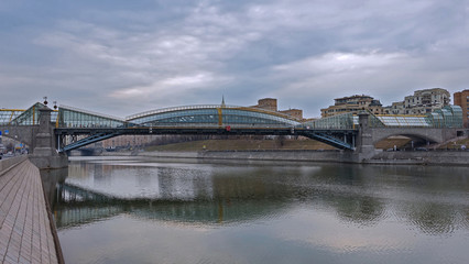 Fototapeta na wymiar Reflection of the bridge of Bogdan Khmelnitsky in the water of the Moscow river