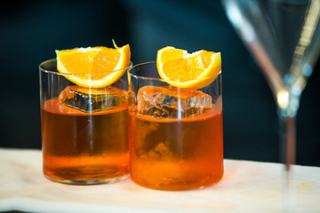 Bicchieri con cocktail arancione e spicchio d'arancio