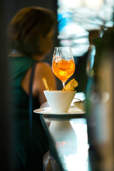 Bicchieri con cocktail arancione e spicchio d'arancio