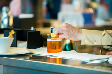 Bicchieri con cocktail arancione e spicchio d'arancio