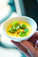 Salsa gialla con basilico 