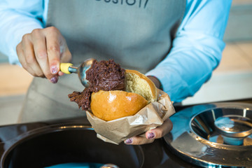 Panbrioche con ripieno di gelato 