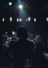 Donna da le spalle a camera dutante spettacolo in locale notturno