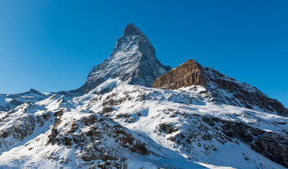 Matterhorn vor blauem Himmel in den schweizer Alpen