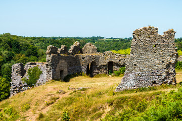 Fototapeta na wymiar The ruins of Pennard Castle on the cliffs above Three Cliffs Bay on the Gower Peninsula of Wales