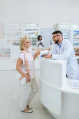 Papier Peint photo Lavable Pharmacie Personne de sexe féminin assez blonde parlant au pharmacien