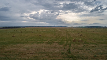 Obraz premium Hey stacks on a file don a cloudy day