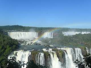 Arco iris na cachoeira nas cataratas do Iguaçu