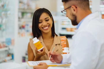 Papier Peint photo autocollant Pharmacie Heureuse personne de sexe féminin regardant des pilules pour les soins de la peau