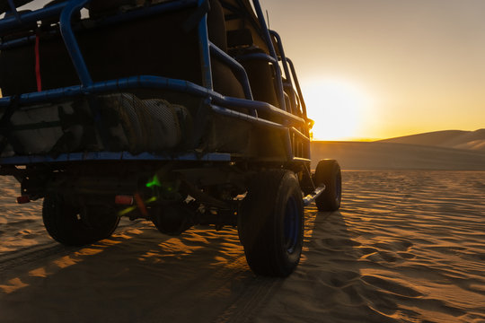 Areneros tubulares en Huacachina , Ica, Per&uacute;