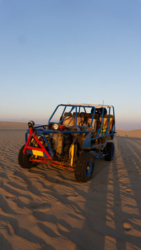 Areneros tubulares en Huacachina , Ica, Per&uacute;