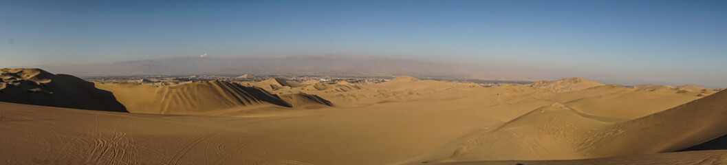 Fototapeta na wymiar Vista panoramica de desierto y dunas en Ica Peru por la mañana