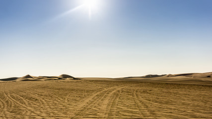 Fototapeta na wymiar Desierto y dunas por la mañana en Ica Peru