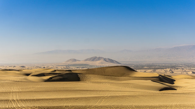Desierto y dunas en Ica, Per&uacute;