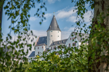 Schloss Schwarzenberg im Sonnenschein durch Blätter - 281123538
