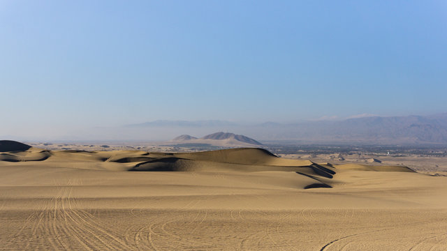Desierto y dunas en Ica, Per&uacute;