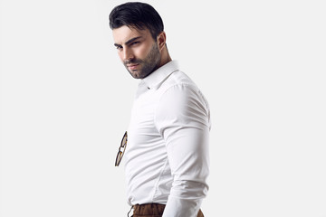 Naklejka premium Beautiful brutal tanned businessman in a white shirt and sunglasses