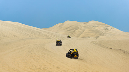 Areneros tubulares en Huacachina , Ica, Per&uacute;