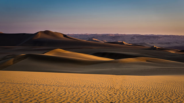 Sol iluminando las dunas y el desierto al atardecer