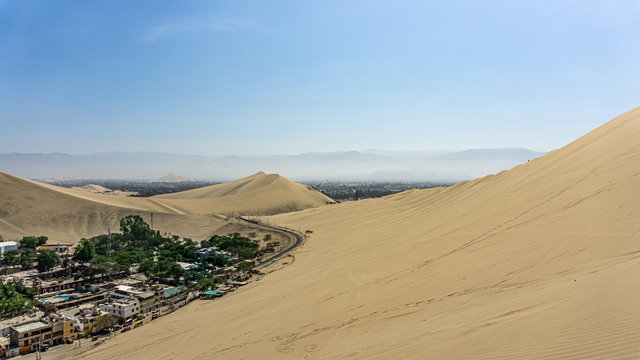 Vista del oasis de la Huacachina desde la duna