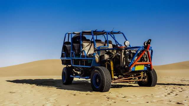 Areneros tubulares en Huacachina , Ica, Per&uacute;
