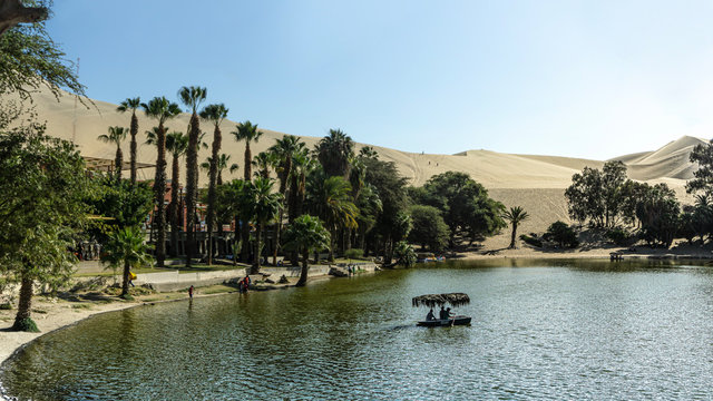 Vista de la laguna Huacachina con una lancha