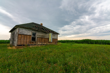 Fototapeta na wymiar Abandoned farmhouse at sunrise
