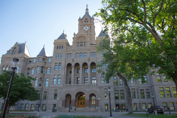 Obraz premium historic building church vintage lights through branches city hall