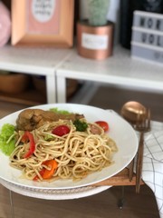 spaghetti with tomato sauce and basil