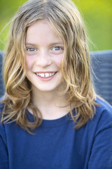 ritratto di bambino sorridente con capelli lunghi