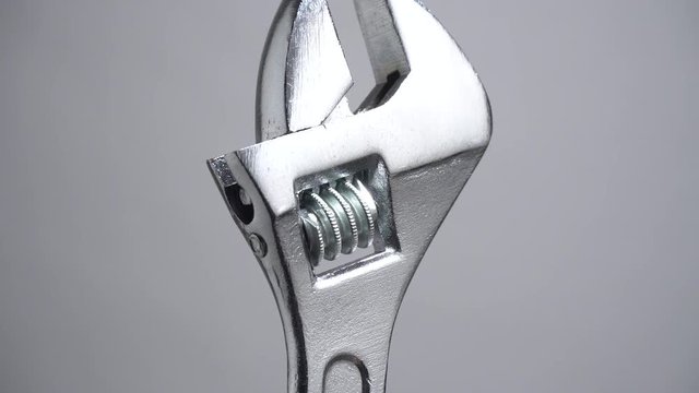 Llave inglesa sobre fondo gris, detalle