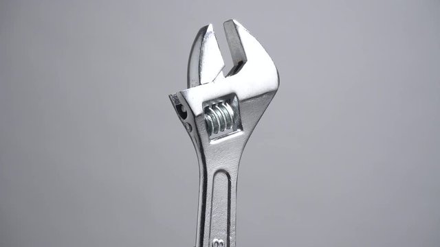 Llave inglesa sobre fondo gris, detalle