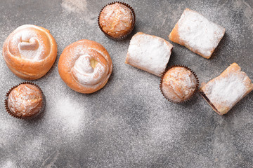 Obraz premium Tasty pastries on grunge background