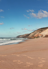 falesia de praia oeste portugal céu azul sol areia mar