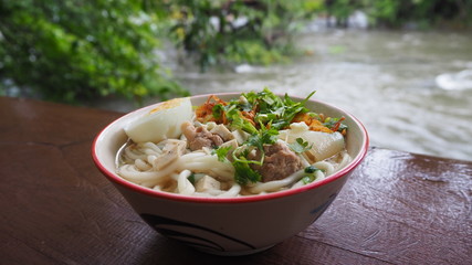 I like to eat noodles, especially small strips.