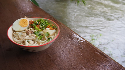I like to eat noodles, especially small strips.