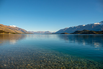 Naklejka premium Beautiful Lake Wakatipu coastline under the slopes of the majestic Southern Alps